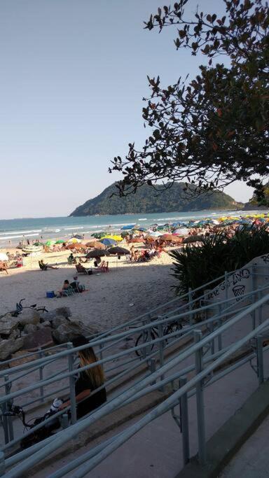 Apto Praia Do Tombo Гуаружа Экстерьер фото