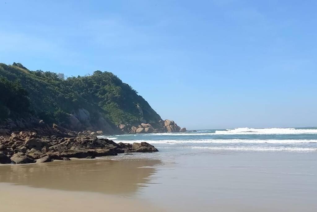 Apto Praia Do Tombo Гуаружа Экстерьер фото